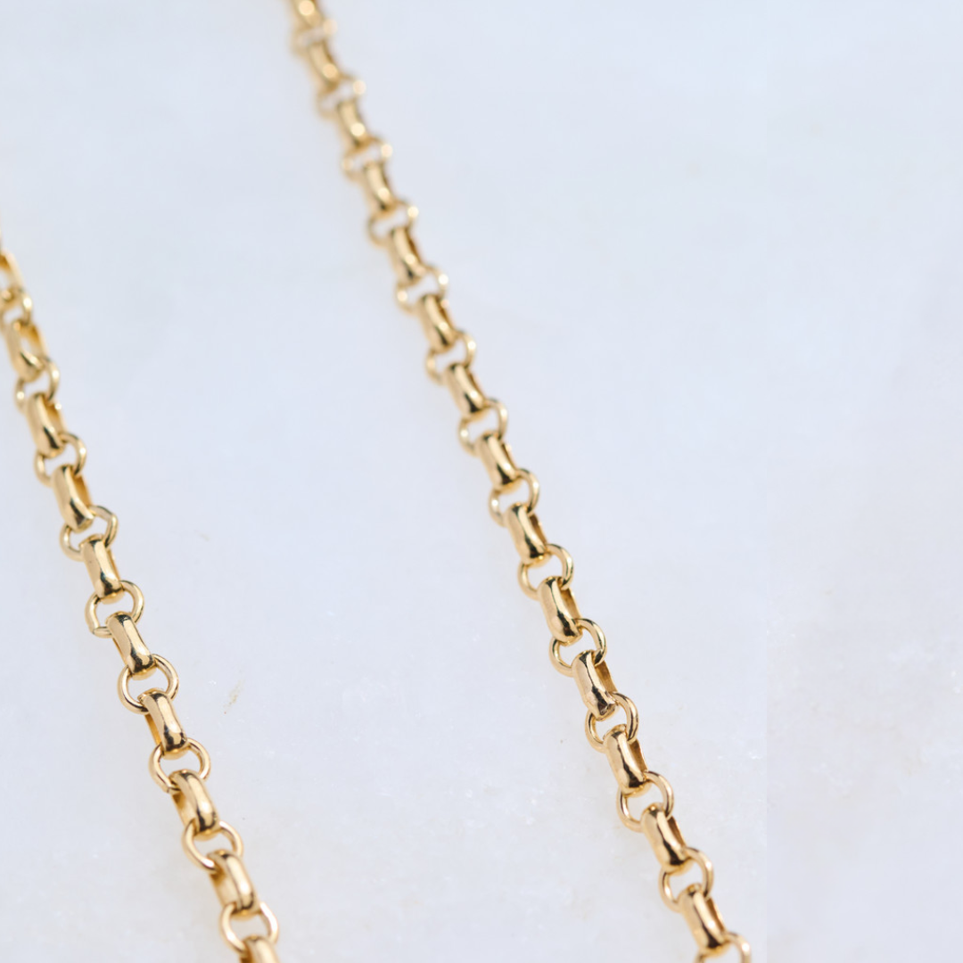 Close up of the Sennod signature vignette holder clasp-less attachment.