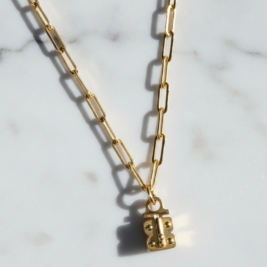 Paperclip Chain with Sennod Vignette Holder