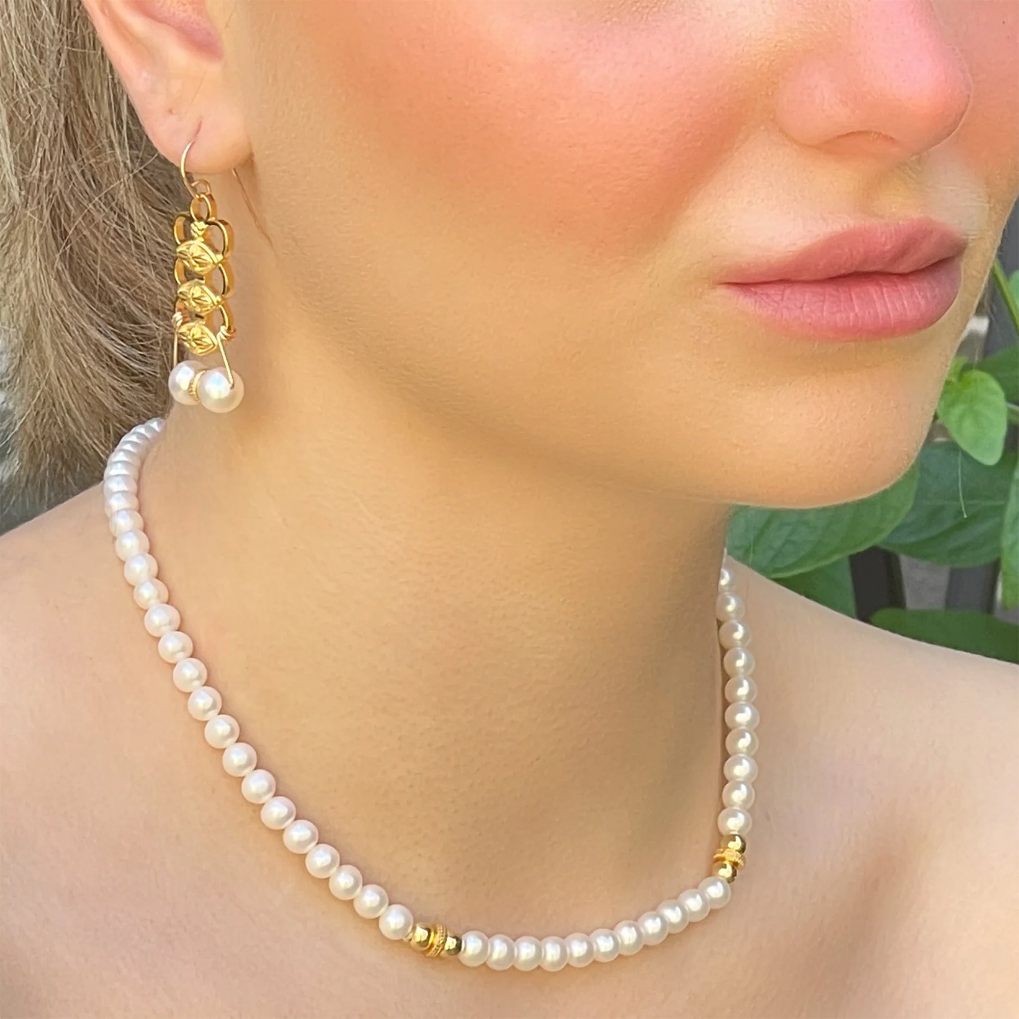 Woman wearing gold pearl necklace
14K gold-filled — Sennod