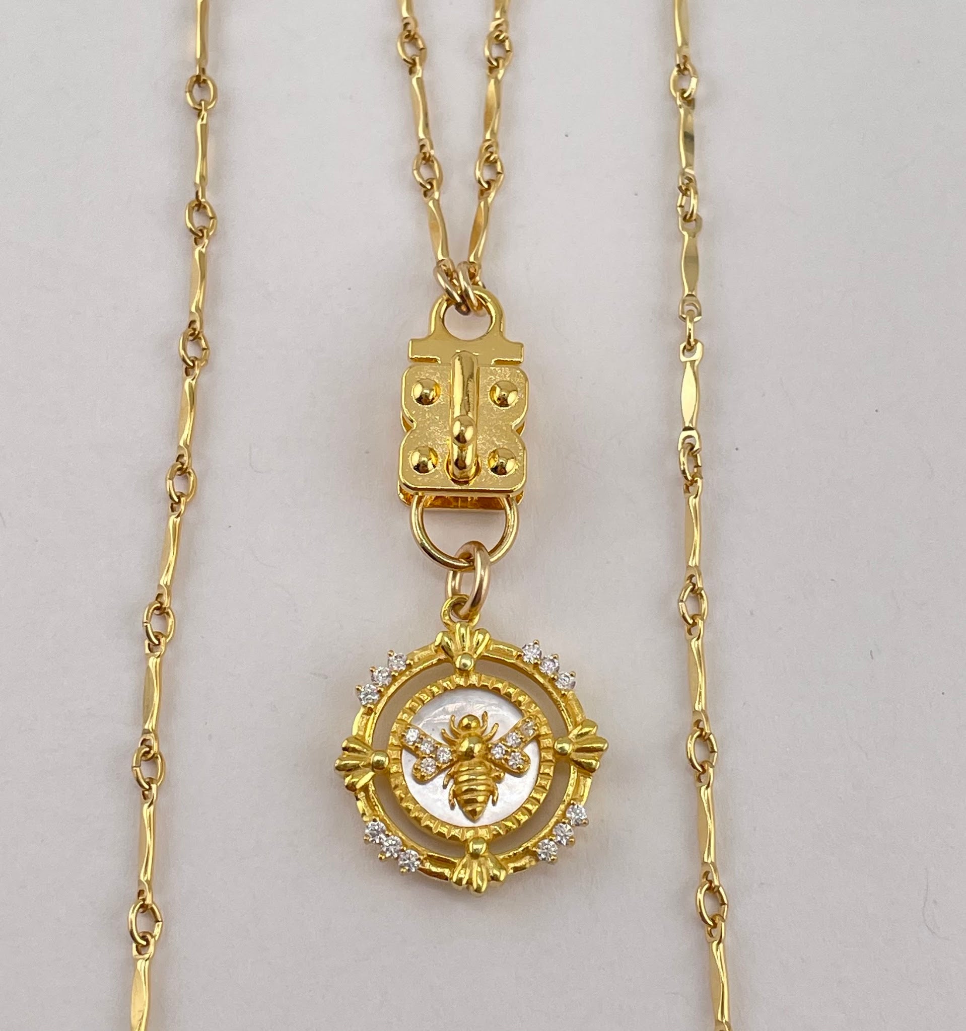 Diamond Small Bee & Mother of Pearl Disc/ Diamond- Gold