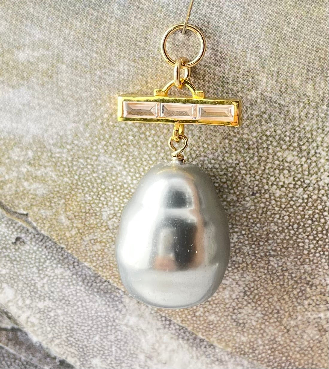 Stone Bar w/ Gray Pearl- Gold