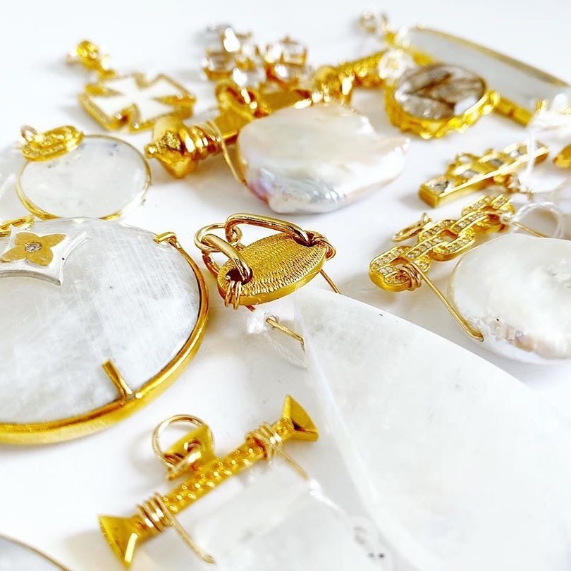 Sennod Jewellery Luxury Collection – gold pendants, gemstone charms, and elegant chains.