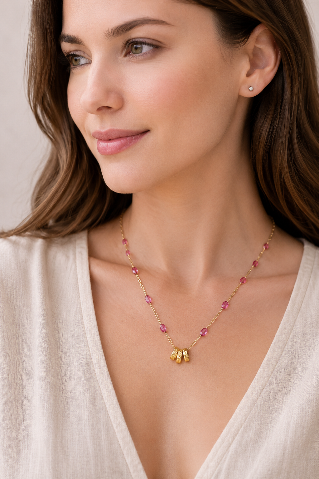 Woman wearing gold enamel station necklace — Sennod