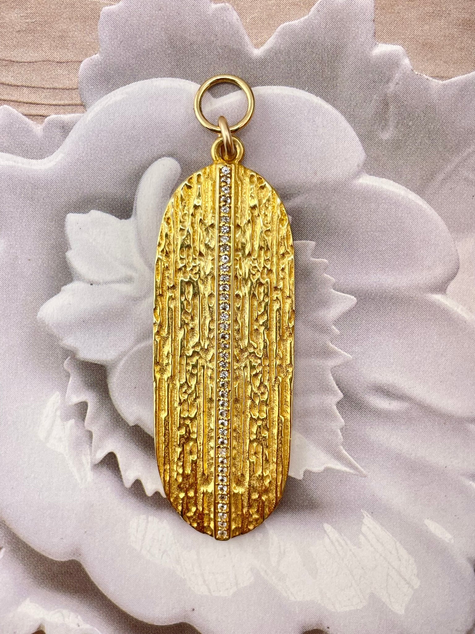 White Topaz textured Paddle Vignette